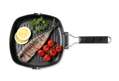 Lezzetli ızgara uskumru, domates, maydanoz ve limon tavada izole edilmiş beyaz, üst manzara
