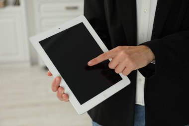 Kapalı alanda tablet kullanan bir iş kadını. Modern teknoloji