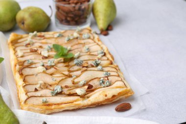 Armut, badem, nane ve mavi peynirli nefis puf böreği, yakın plan. Metin için boşluk