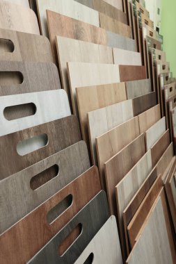 Depoda birçok farklı ahşap döşeme örnekleri var.