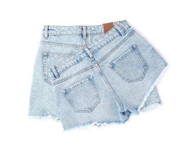 Beyaz, üst görünümde izole edilmiş açık mavi kot şortlar