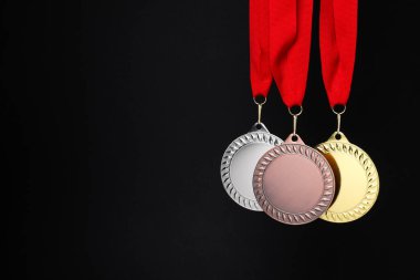 Siyah zemin üzerinde altın, gümüş ve bronz madalyalar, metin için boşluk