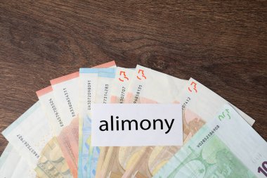 Nafaka. Boş kart ve euro banknotları ahşap masa, üst görünüm