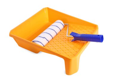 Boya fırçası ve sarı plastik tepsi beyaza izole edilmiş. Yapı aracı