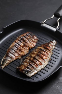 Lezzetli ızgara uskumru. Koyu dokulu masada, yakın plan.