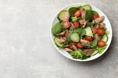 Gri masada nefis taze ton balığı salatası, üst manzara. Metin için boşluk