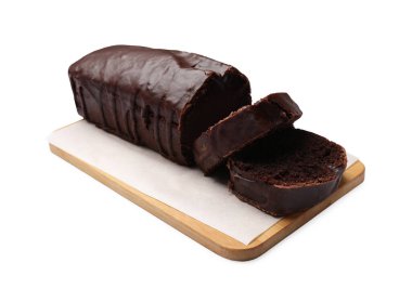 Beyaz üzerine izole edilmiş lezzetli çikolatalı kek.