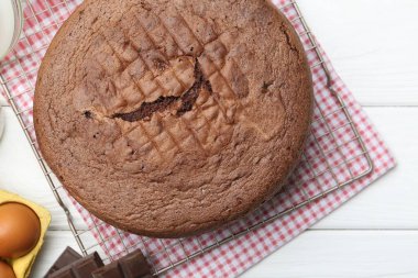 Lezzetli çikolatalı kek beyaz ahşap masada, üst manzara.