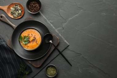 Koyu dokulu masada servis edilen baharatlı balkabağı çorbası. Metin için boşluk