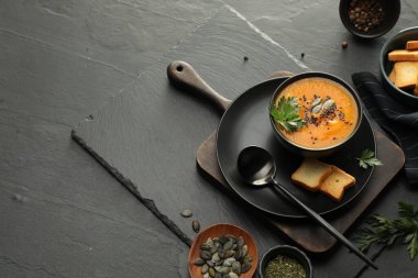 Koyu dokuma masasında baharatlı, nefis balkabağı çorbası. Metin için boşluk