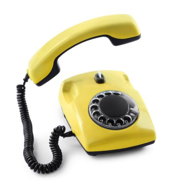 Döner kadranlı eski sarı telefon beyaz üzerinde izole