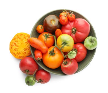 Farklı olgun domatesler beyaz kasede izole edilmiş.