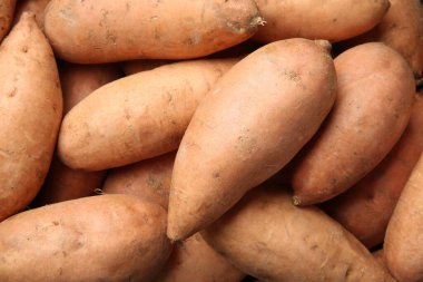 Arka plan olarak taze çiğ patates, üst manzara.