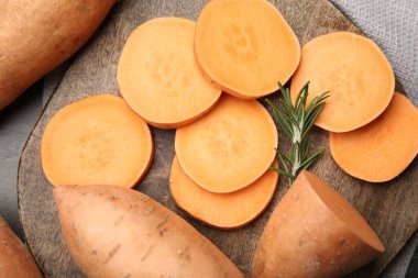 Taze çiğ patates ve biberiye.