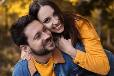 Sonbahar günü parkta güzel bir çiftin portresi.