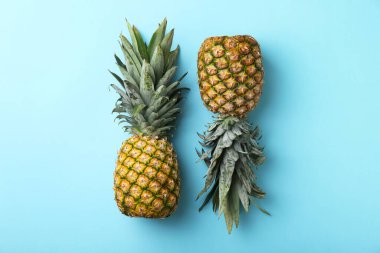 Açık mavi zemin üzerinde taze ananas, üst görünüm