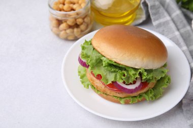 Masada nohut pirzolası olan lezzetli vejetaryen burger. Metin için boşluk