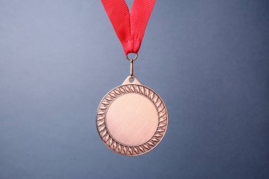 Gri arkaplanlı bir bronz madalya