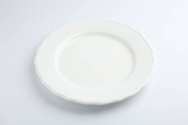 Beyaza izole edilmiş boş bir seramik tabak