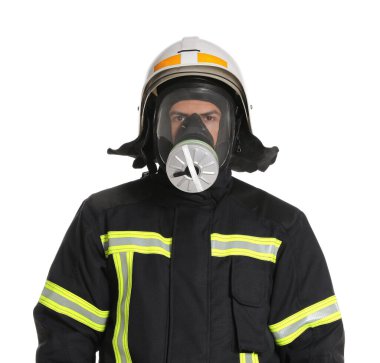 Beyaz arka planda üniformalı, kasklı ve gaz maskeli itfaiyeci portresi.