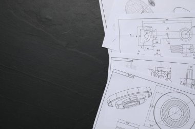 Gri desenli masa üzerine farklı mühendislik çizimleri. Metin için boşluk