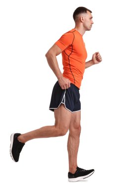 Beyaz arka planda koşan spor kıyafetli bir adam.