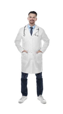 Steteskoplu gülümseyen doktor beyaza izole edilmiş.