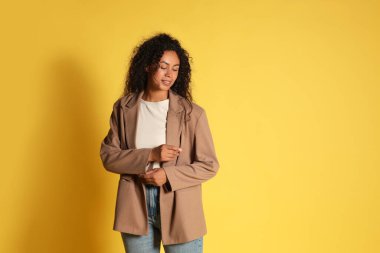 Sarı arka planda şık ceketli güzel bir kadın. Metin için boşluk