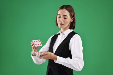 Yeşil arka planda profesyonel krupiye karıştırma kartları