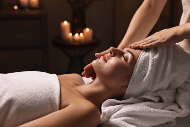 Çekici kadın spa salonunda yüz masajından hoşlanıyor, yakın plan.
