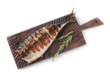 Lezzetli ızgara uskumru, karabiber ve biberiye, beyaza izole edilmiş.