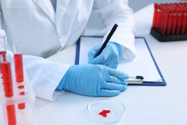 Laboratuvar testi. Beyaz masada çalışan bir doktor, yakın plan.