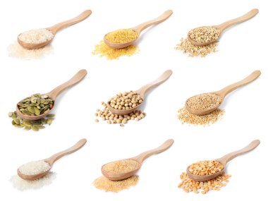 Tahıl taneleri, tohumlar ve fasulyeler beyaz arka planda tahta kaşıklarda, koleksiyon