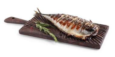 Lezzetli ızgara uskumru, biberiye ve biberiye ve beyaz üzerine izole edilmiş.