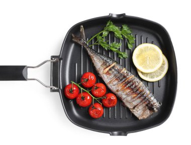 Lezzetli ızgara uskumru, domates, maydanoz ve limon tavada izole edilmiş beyaz, üst manzara