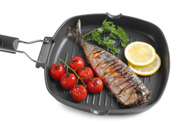 Lezzetli ızgara uskumru, domates, maydanoz ve limon beyaz tencereye izole edilmiş.