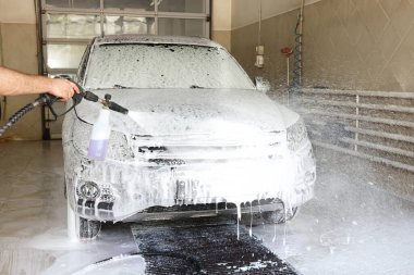 Oto yıkayan adam yüksek basınçlı su jeti ile oto yıkama, yakın çekim