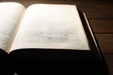 Tahta masada İncil 'i aç, yakın plan. Hıristiyan inancı
