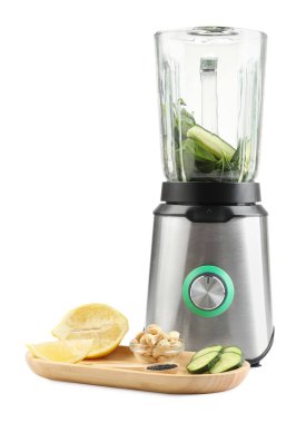 Buzlu içecek içerikli modern karıştırıcı beyaz üzerine izole edilmiş