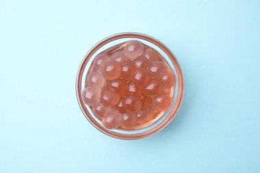 Açık mavi arka planda parlak tapyoka incileri, üst manzara