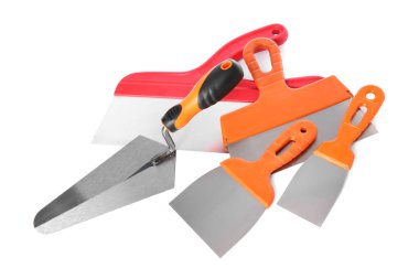 Beyaza izole edilmiş farklı maket bıçakları ve malalar. Yapı araçları