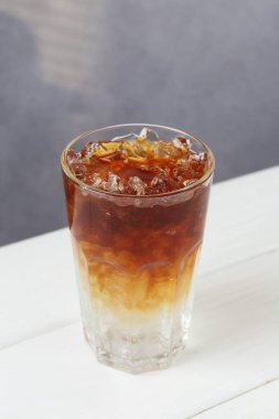 Beyaz ahşap masada taze espresso tonik.