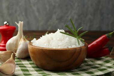 Kaptaki deniz tuzu ve masadaki baharatlar, yakın plan.