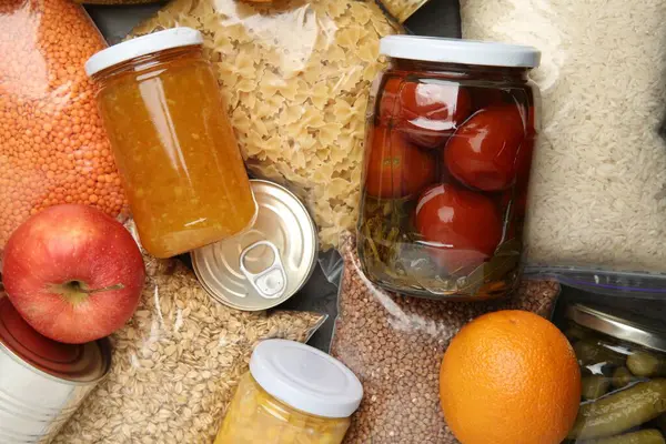 Yiyecek bağışı. Masada farklı ürünler, üst görünüm