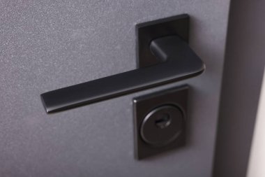 Modern kulplu kapı manzarası, yakın çekim