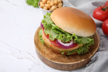 Beyaz masada nohut pirzolası ile nefis vejetaryen burger, yakın plan.