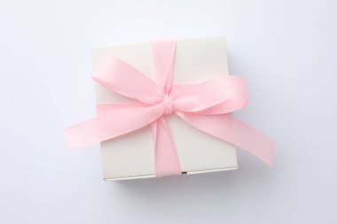 Güzel hediye kutusu, pembe fiyonklu, beyaz, üst manzaralı