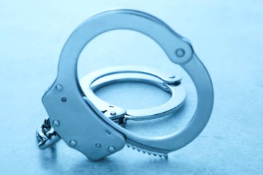 Klasik zincir kelepçeler masada, yakın plan. Renk tonlu