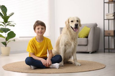 Evinde sevimli köpeği olan çocuk.