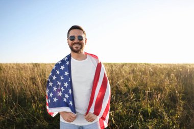 Amerika bayrağı taşıyan mutlu bir adam. Metin için boşluk